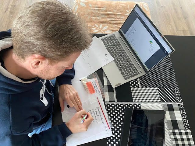 Lawrence Maes, asbestinventarisdeskundige van Asbest today, die asbest stalen documenteert