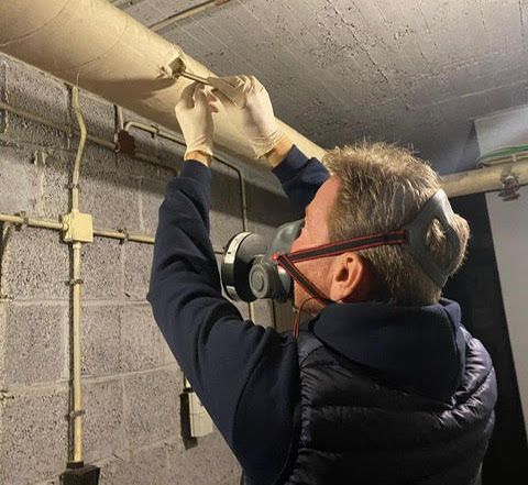 Lawrence Maes van Asbest today die een staal afneemt